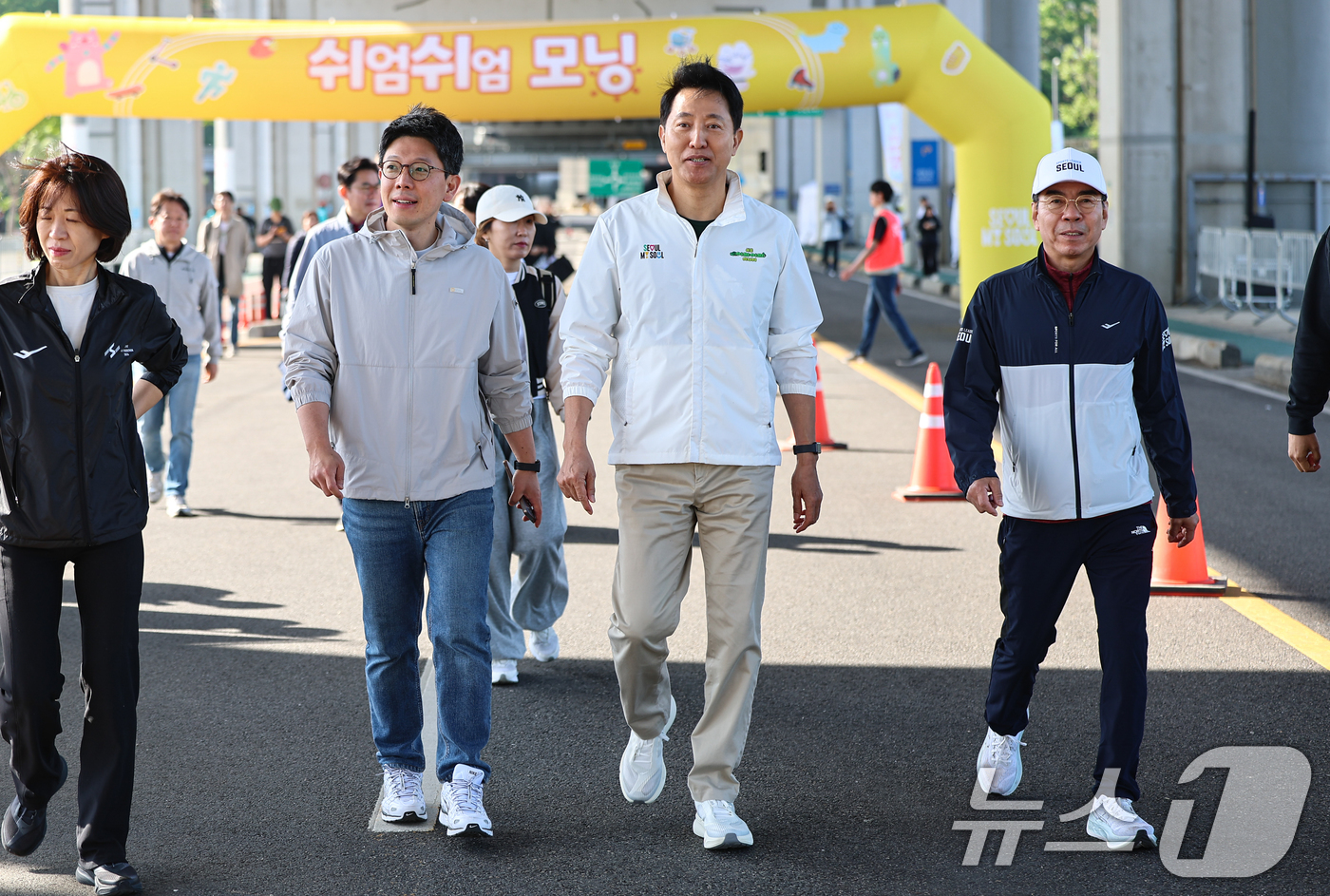 (서울=뉴스1) 김도우 기자 = 오세훈 서울시장이 26일 서울 서초구 잠수교에서 열린 쉬엄쉬엄 모닝에 참석해 걷고 있다. 2026.4.26/뉴스1