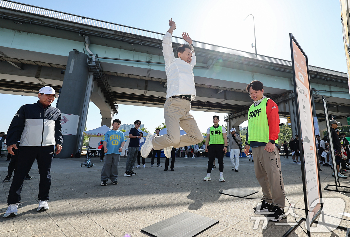 (서울=뉴스1) 김도우 기자 = 오세훈 서울시장이 26일 서울 서초구 잠수교에서 열린 쉬엄쉬엄 모닝에 참석해 찾아가는 서울체력장을 체험하고 있다. 2026.4.26/뉴스1