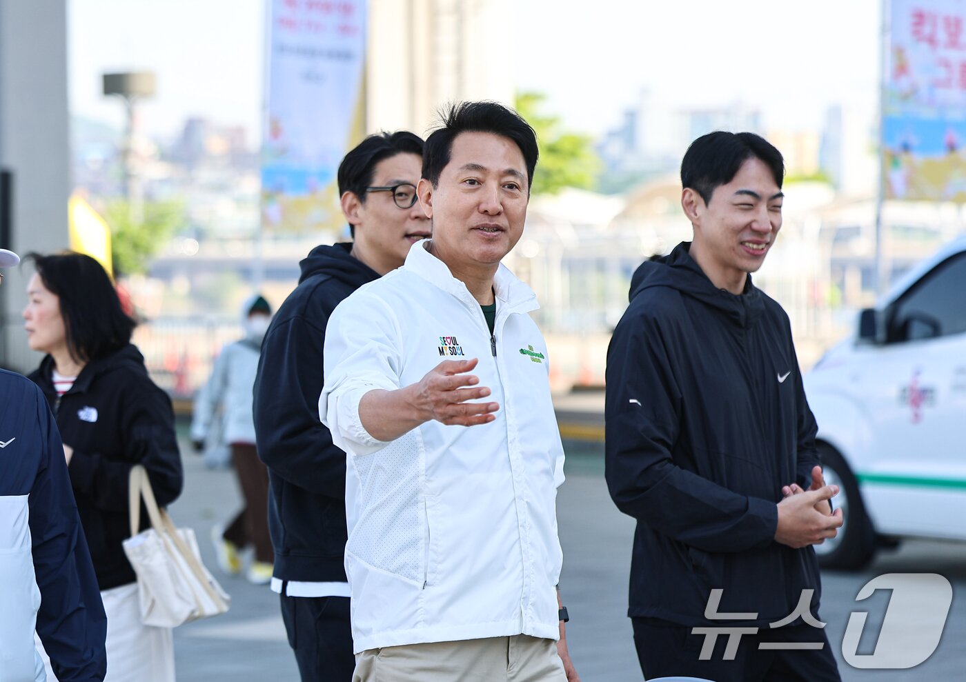 본문 이미지 - 오세훈 서울시장이 26일 서울 서초구 잠수교에서 열린 쉬엄쉬엄 모닝에 참석해 행사장을 둘러보고 있다. 2026.4.26 ⓒ 뉴스1 김도우 기자