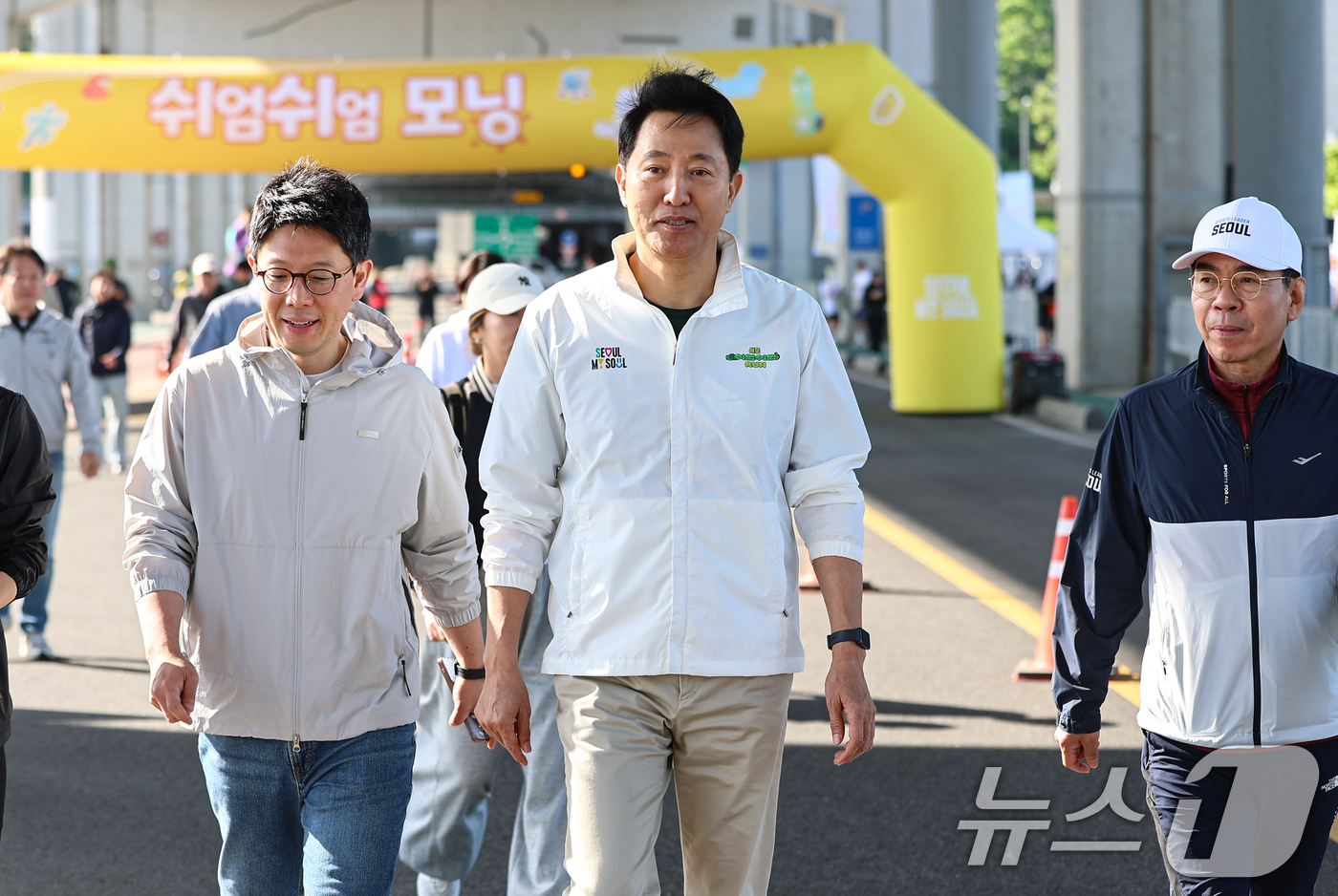 (서울=뉴스1) 김도우 기자 = 오세훈 서울시장이 26일 서울 서초구 잠수교에서 열린 쉬엄쉬엄 모닝에 참석해 걷고 있다. 2026.4.26/뉴스1