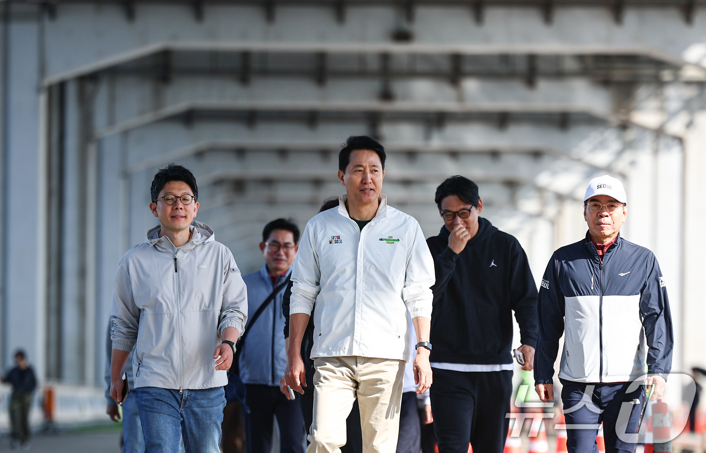 (서울=뉴스1) 김도우 기자 = 오세훈 서울시장이 26일 서울 서초구 잠수교에서 열린 쉬엄쉬엄 모닝에 참석해 걷고 있다. 2026.4.26/뉴스1