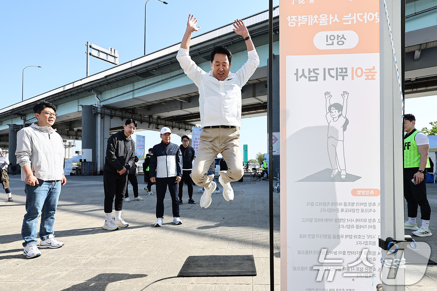 (서울=뉴스1) 김도우 기자 = 오세훈 서울시장이 26일 서울 서초구 잠수교에서 열린 쉬엄쉬엄 모닝에 참석해 찾아가는 서울체력장을 체험하고 있다. 2026.4.26/뉴스1