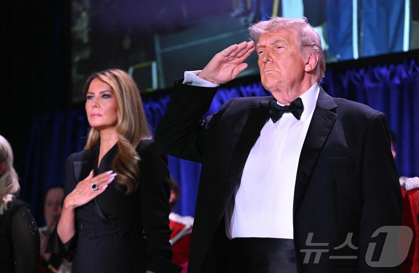 본문 이미지 - 25일(현지시간) 워싱턴 DC의 워싱턴 힐튼에서 열린 백악관 기자단 만찬에 도널드 트럼프 미국 대통령과 멜라니아 영부인이 참석하고 있다. 이날 행사장 인근에서 총격사건이 발생해 트럼프 대통령은 긴급 대피했다. ⓒ AFP=뉴스1