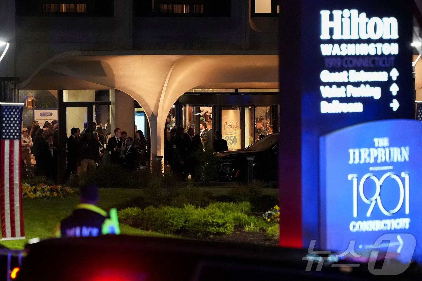 (워싱턴DC 로이터=뉴스1) 김지완 기자 = 25일(현지시간) 도널드 트럼프 미국 대통령이 참석한 워싱턴DC 백악관 출입기자단 만찬이 열린 힐튼호텔에서 총격 사건이 발생해 참석자들 …