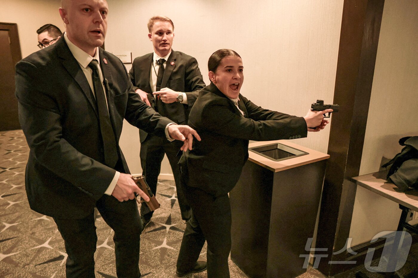 본문 이미지 - 25일(현지시간) 도널드 트럼프 미국 대통령이 참석한 워싱턴DC 백악관 출입기자단 만찬이 열린 힐튼호텔에서 총격 사건이 발생해 백악관 경호원들이 대응에 나서고 있다. 2026.04.25 ⓒ 로이터=뉴스1