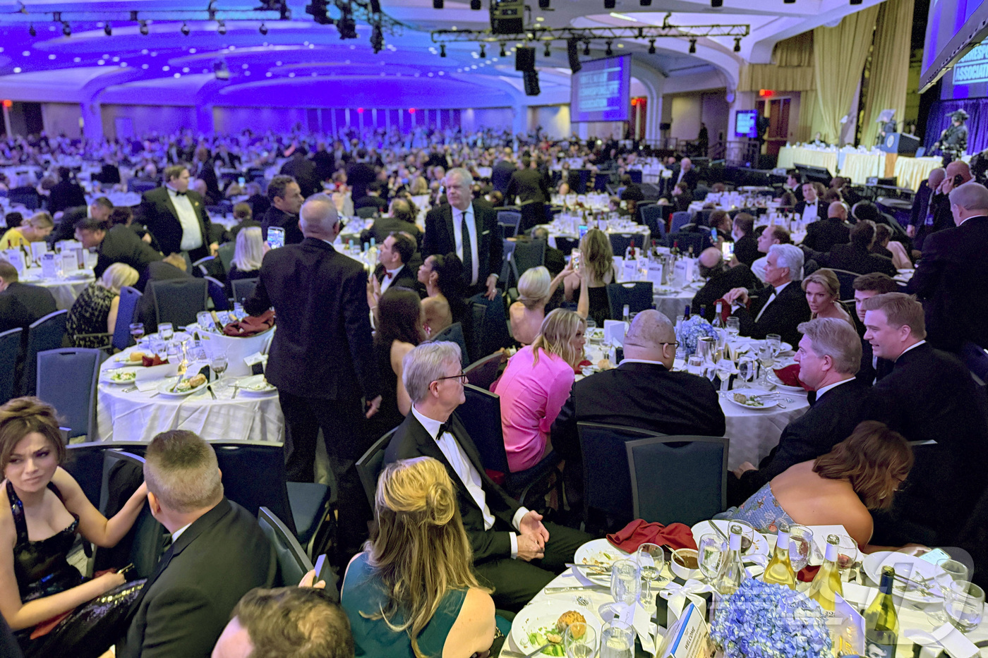 (워싱턴DC 로이터=뉴스1) 김지완 기자 = 25일(현지시간) 도널드 트럼프 미국 대통령이 참석한 워싱턴DC 백악관 출입기자단 행사장 인근에서 총격이 발생해 트럼프 대통령이 대피한 …