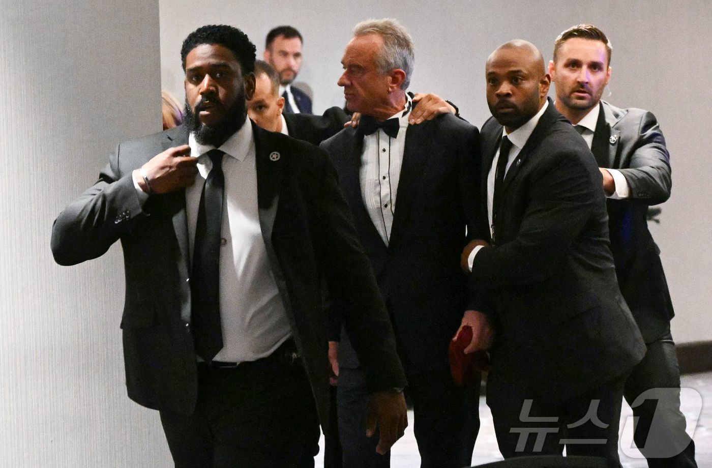 (워싱턴DC AFP=뉴스1) 김지완 기자 = 25일(현지시간) 도널드 트럼프 미국 대통령이 참석한 워싱턴DC 백악관 출입기자단 만찬이 열린 힐튼호텔에서 총격 사건이 발생하자 로버트 …