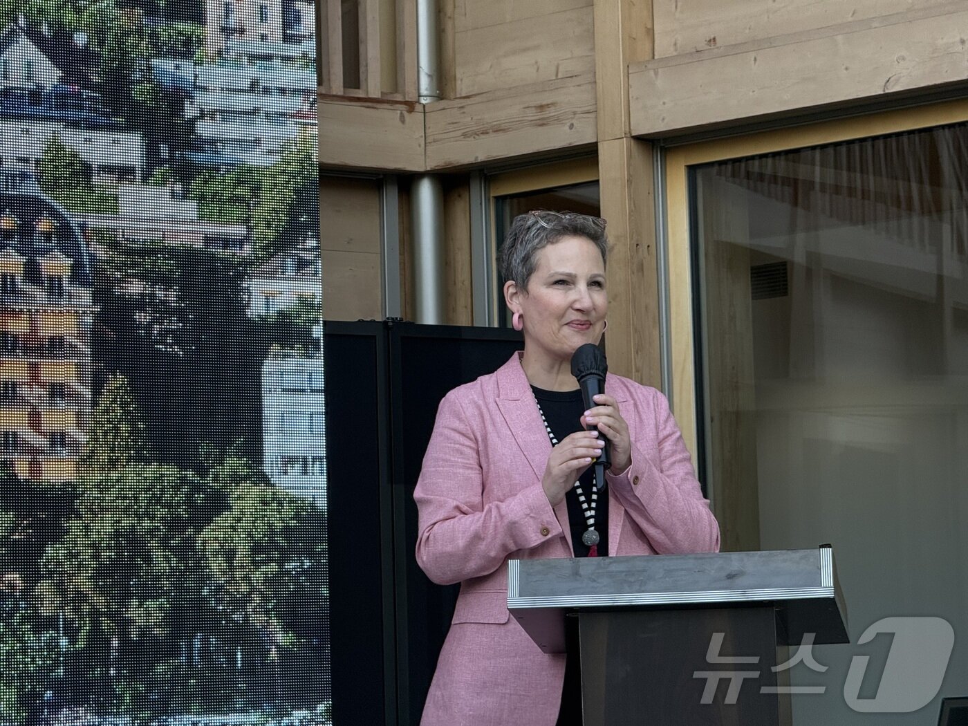 본문 이미지 - 나딘 올리비에리 로자노 주한스위스 대사가 지난 24일 오후, 서울 종로구 스위스 대사관저에서 열린 '스위스 사일런트 럭셔리' 설명회에서 환영사를 하고 있다. ⓒ 뉴스1 윤슬빈 관광전문기자