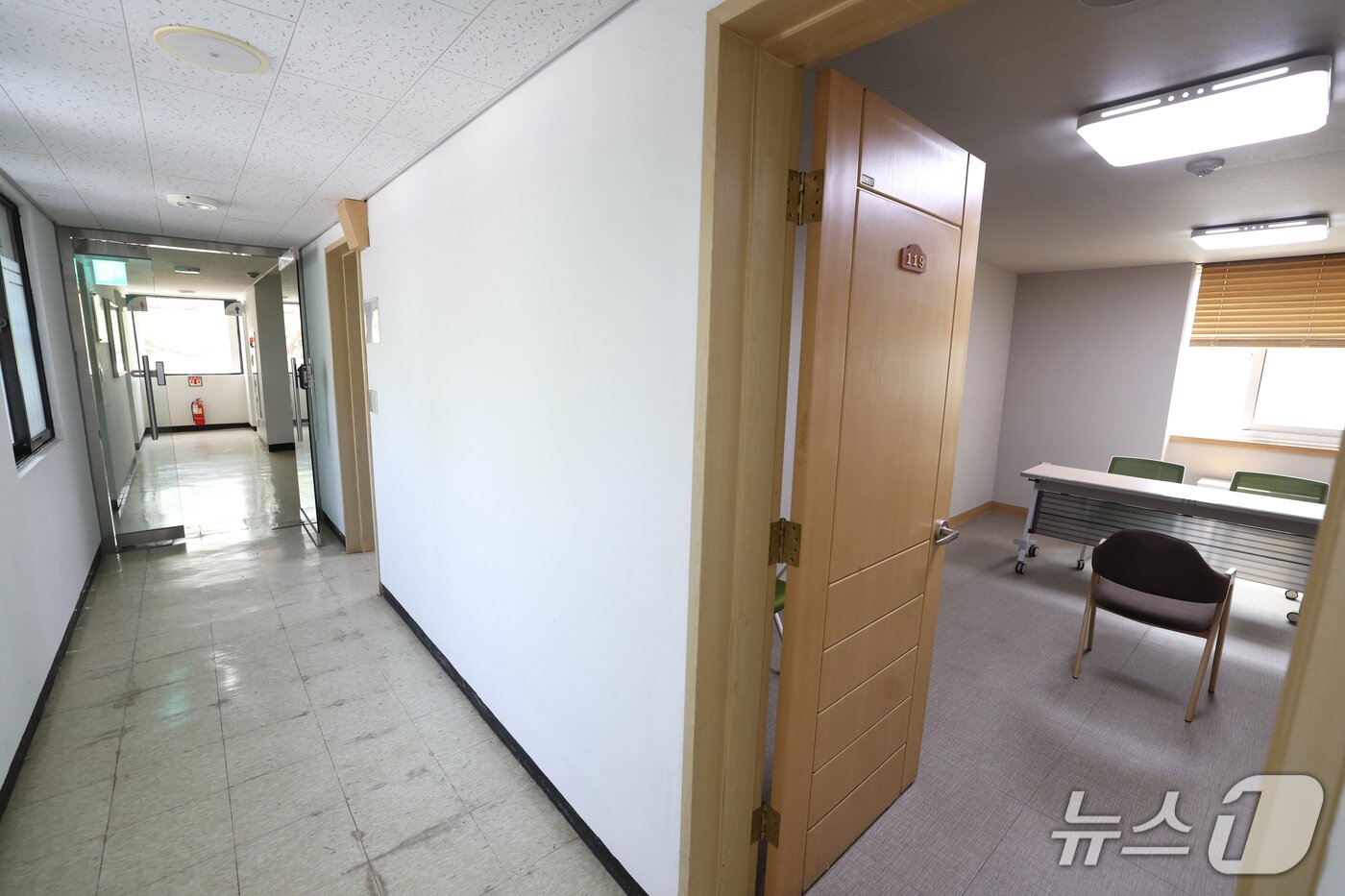 본문 이미지 - 면접 장소 내부 모습이다. 면접실은 당초 기숙사로 쓰였으나 장소가 협소해 급하게 면접 장소로 개조한 것이라고 한다.(인사혁신처 제공. 재판매 및 DB금지).2026.04.23.