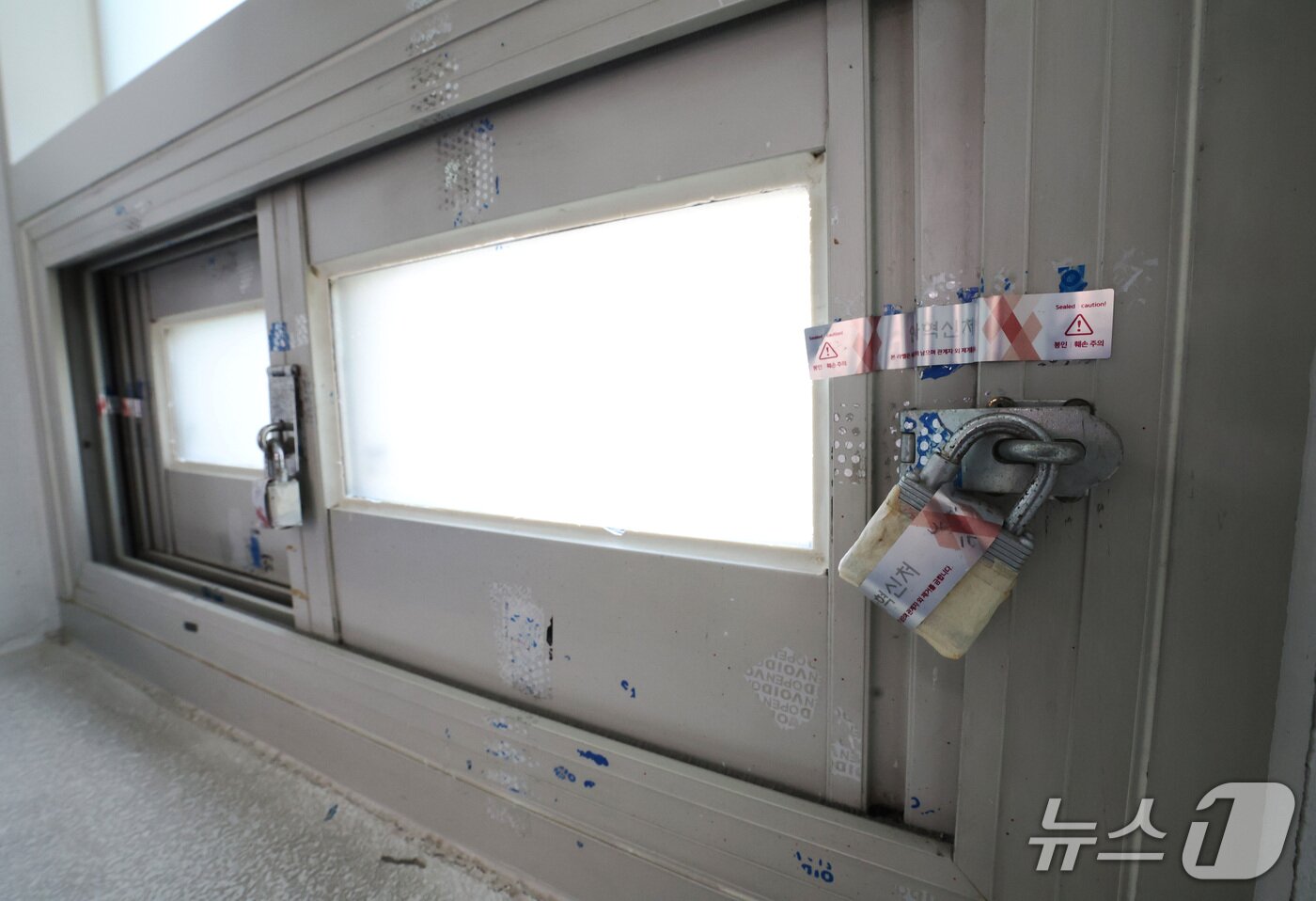 본문 이미지 - 정부과천청사 국가고시센터 내부의 모습이다. 위원들이 합숙 출제를 하는 곳으로, 국가보안시설 '다'급에 해당한다. 외부를 볼 수 없을 만큼 건물 내 창문 전체가 다 반투명지로 붙어져 있고, 자물쇠로 잠겨 있을 만큼 보안이 엄격하다. (인사혁신처 제공. 재판매 및 DB금지)