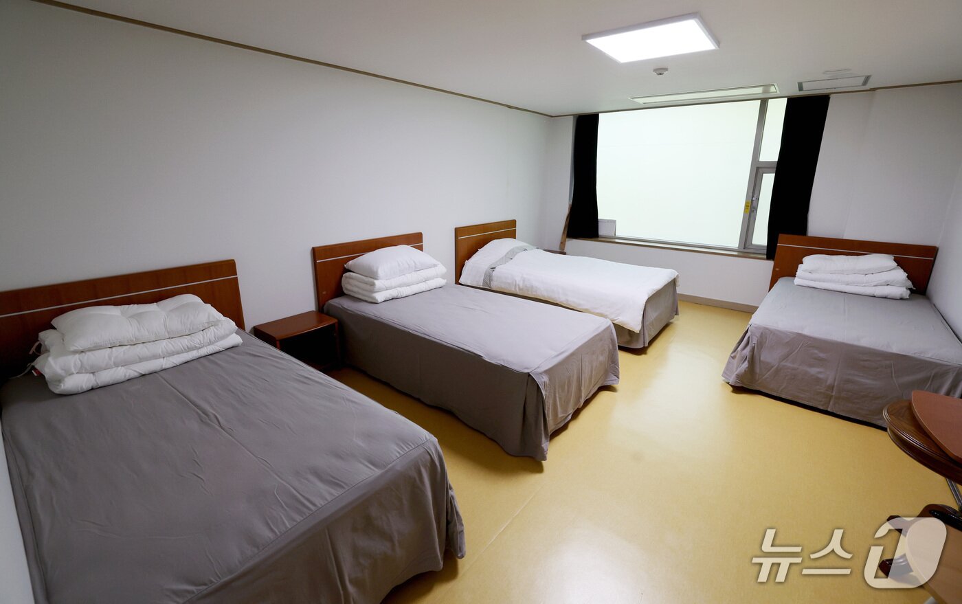 본문 이미지 - 합숙하러 온 위원들이 묵는 다인실 숙소다. 마찬가지로 밖을 볼 수 없게 창문엔 반투명지가 붙어 있다. (인사혁신처 제공. 재판매 및 DB금지)