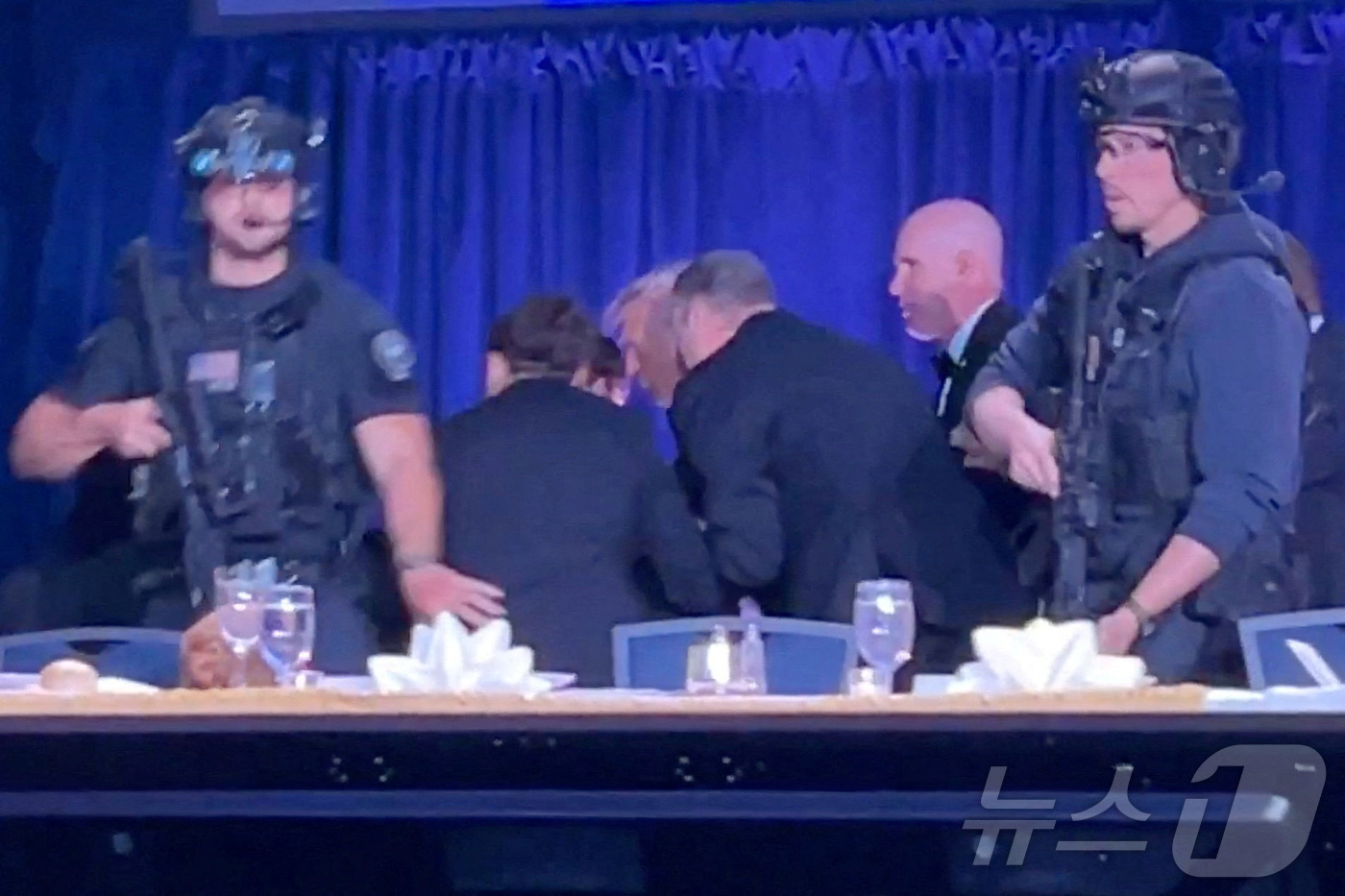 (로이터=뉴스1) 박세연 기자 = 도널드 트럼프 미국 대통령이 25일(현지시간) 워싱턴 DC의 워싱턴 힐튼호텔에서 열린 백악관 기자단 만찬 행사에서 총격소리가 나자 경호를 받으며 …