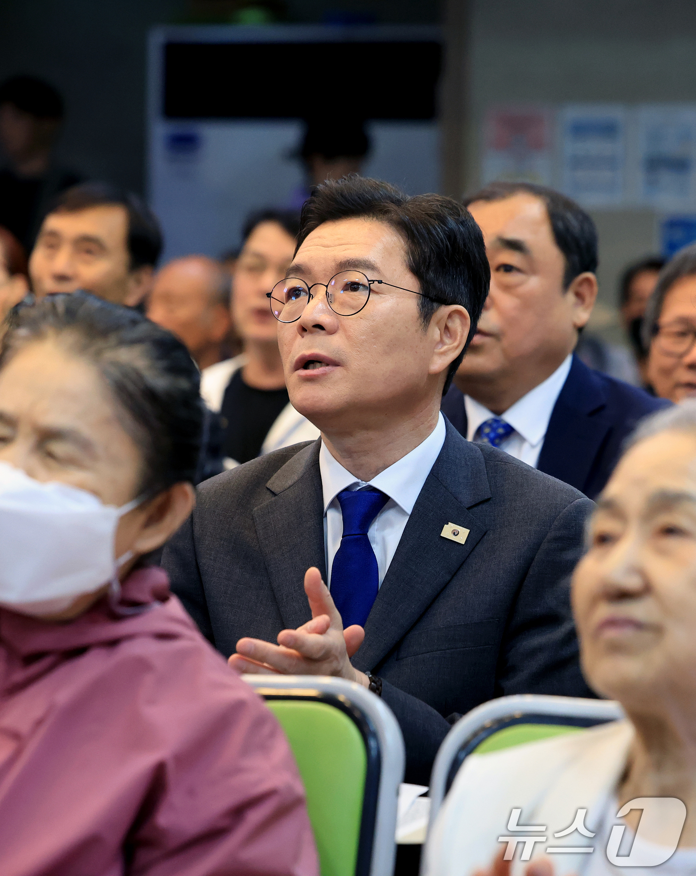 (서울=뉴스1) 이호윤 기자 = 정원오 더불어민주당 서울시장 후보가 26일 서울 영등포구 영등포광야교회 예배에 참석해 찬송가를 부르고 있다. 2026.4.26/뉴스1