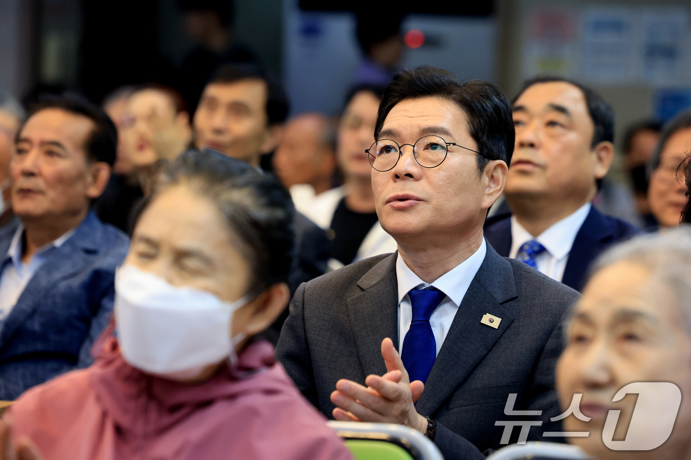 (서울=뉴스1) 이호윤 기자 = 정원오 더불어민주당 서울시장 후보가 26일 서울 영등포구 영등포광야교회 예배에 참석해 찬송가를 부르고 있다. 2026.4.26/뉴스1