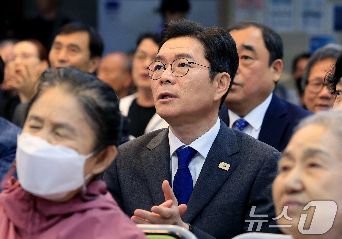 (서울=뉴스1) 이호윤 기자 = 정원오 더불어민주당 서울시장 후보가 26일 서울 영등포구 영등포광야교회 예배에 참석해 찬송가를 부르고 있다. 2026.4.26/뉴스1