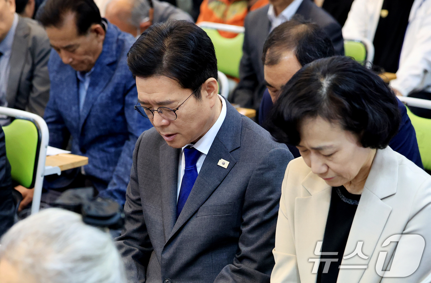 (서울=뉴스1) 이호윤 기자 = 정원오 더불어민주당 서울시장 후보와 부인 문혜정 씨가 26일 서울 영등포구 영등포광야교회 예배에 참석해 기도하고 있다. 2026.4.26/뉴스1