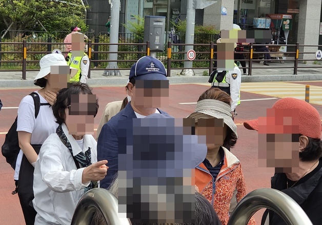 한동훈, 부산 구포초 찾아 "재건의 출발"…환호 속 "배신자" 고성 시끌