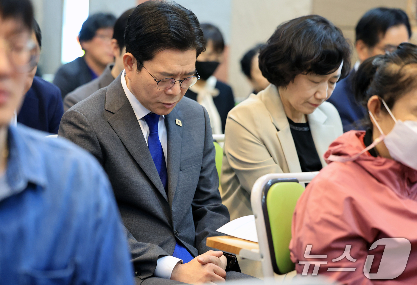 (서울=뉴스1) 이호윤 기자 = 정원오 더불어민주당 서울시장 후보와 부인 문혜정 씨가 26일 서울 영등포구 영등포광야교회 예배에 참석해 기도하고 있다. 2026.4.26/뉴스1