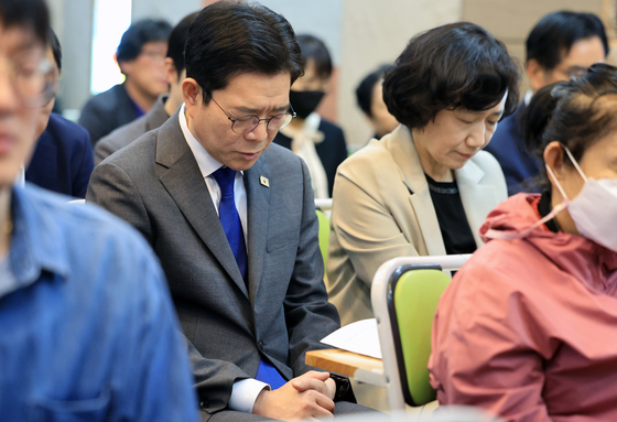 기도하는 정원오 서울시장 후보 부부