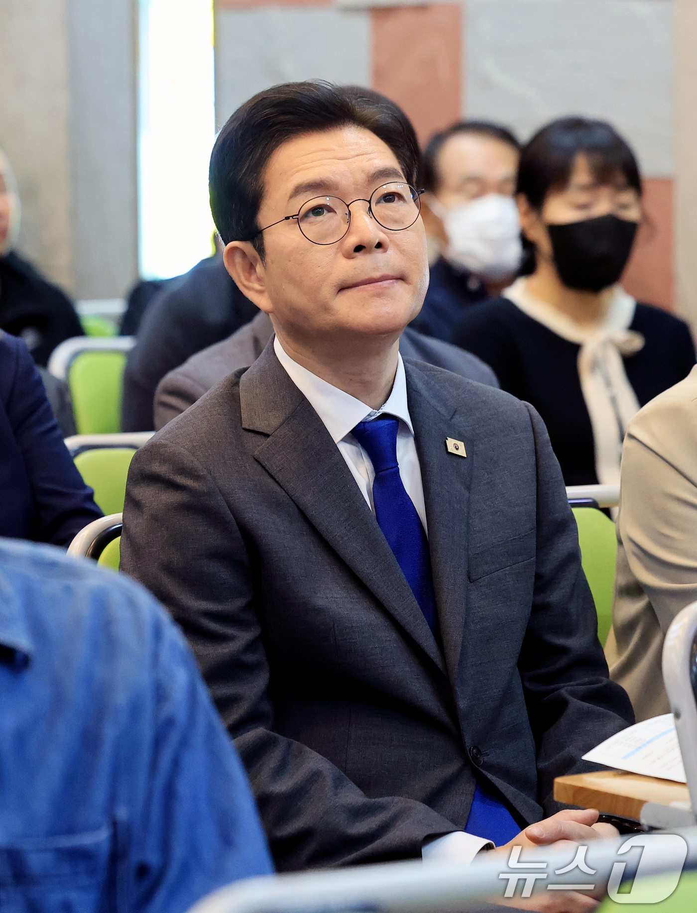 (서울=뉴스1) 이호윤 기자 = 정원오 더불어민주당 서울시장 후보가 26일 서울 영등포구 영등포광야교회 예배에 참석하고 있다. 2026.4.26/뉴스1