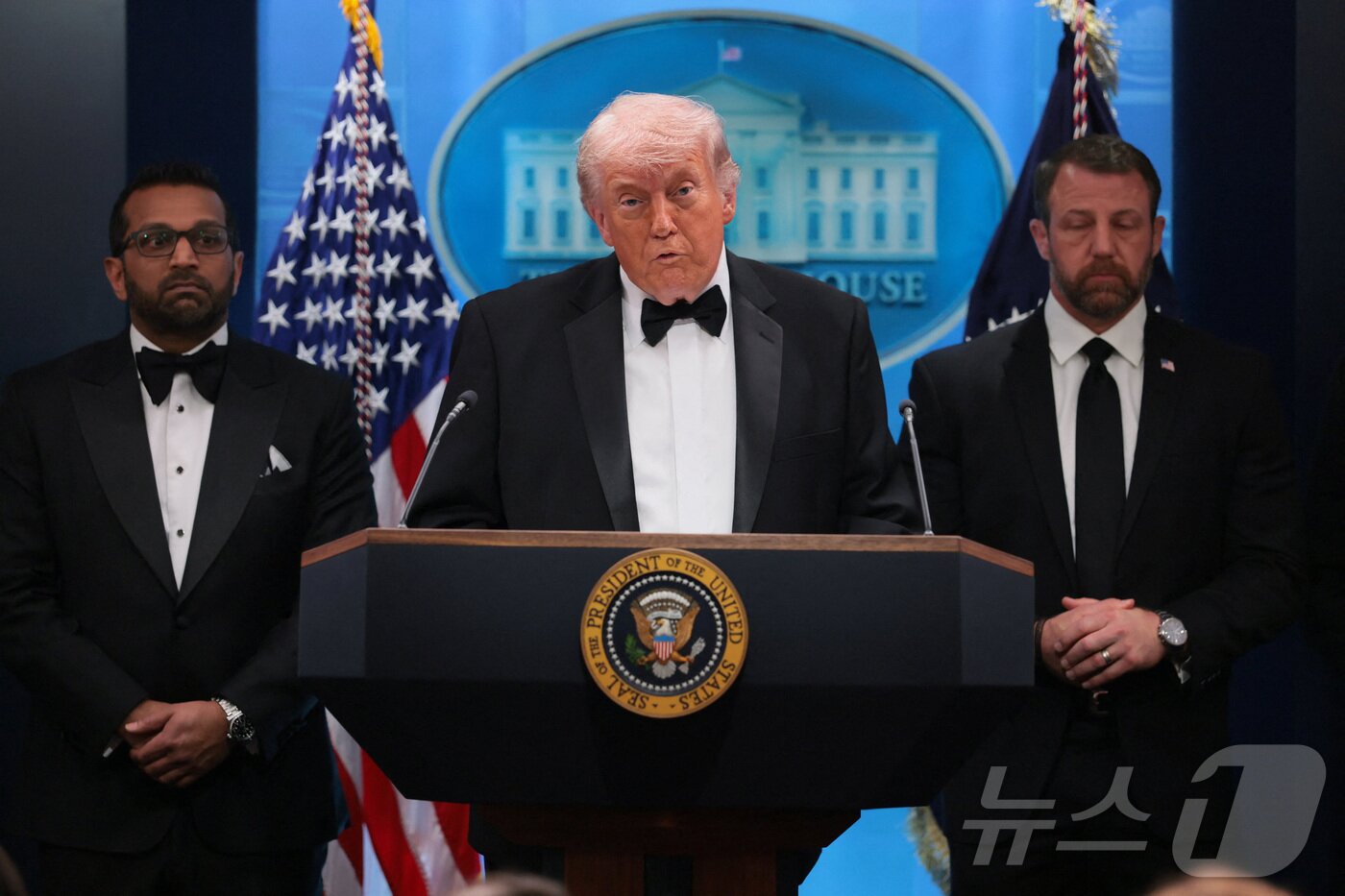 본문 이미지 - 도널드 트럼프 미국 대통령이 25일(현지시간) 미국 워싱턴 DC 백악관에서 총격 사건  관련 기자회견을 하고있다. ⓒ 로이터=뉴스1