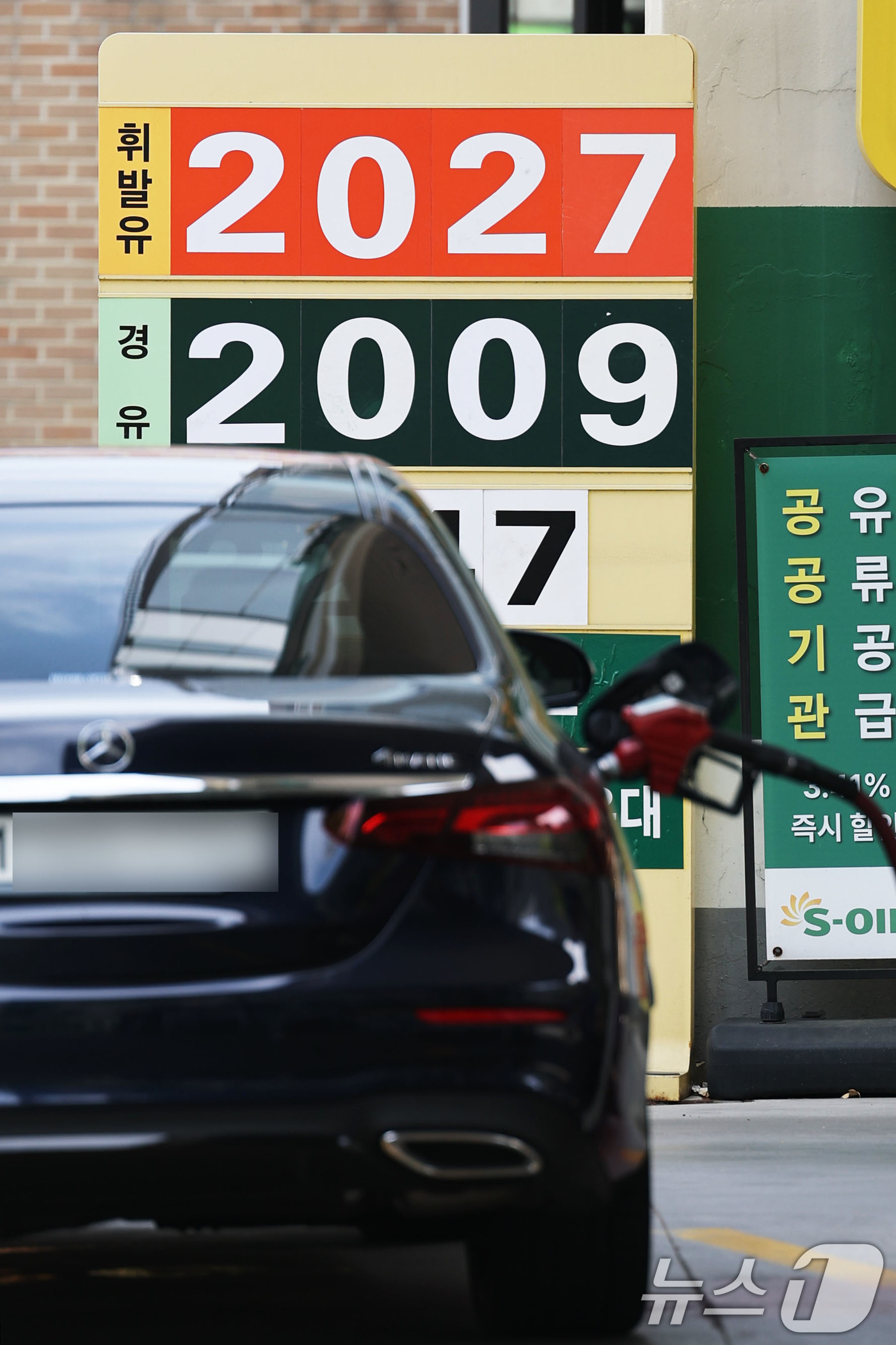 (서울=뉴스1) 이광호 기자 = 26일 오전 서울 도심의 한 주유소에 휘발유와 경유 가격이 표시돼 있다.한국석유공사 오피넷에 따르면 이날 오전 10시 기준 전국 주유소 평균 휘발유 …