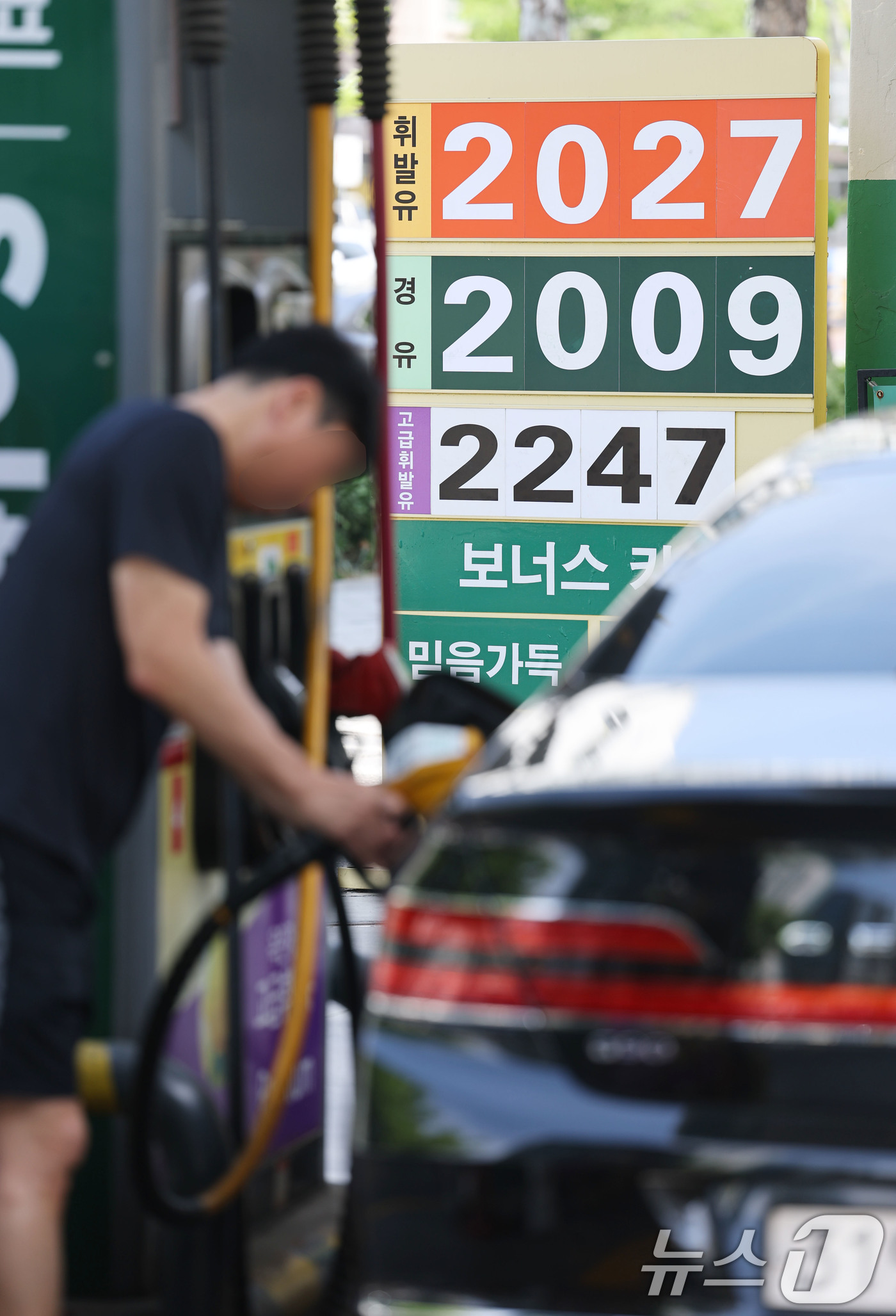 (서울=뉴스1) 이광호 기자 = 26일 오전 서울 도심의 한 주유소에 휘발유와 경유 가격이 표시돼 있다.한국석유공사 오피넷에 따르면 이날 오전 10시 기준 전국 주유소 평균 휘발유 …