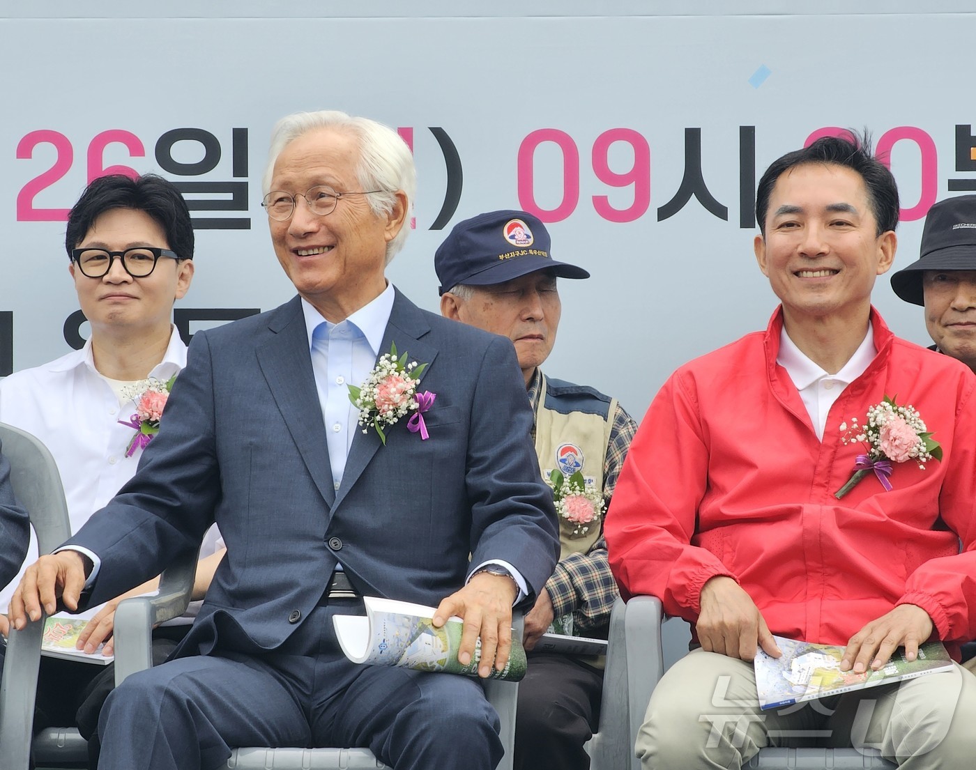 (부산=뉴스1) 임순택 기자 = 26일 부산 북구 구포초등학교 총동문 체육대회에 박민식 전 장관(오른쪽)과 한동훈 전 대표가 행사장에 참석해 자리하고 있다.한 전 대표는 이날 "부 …