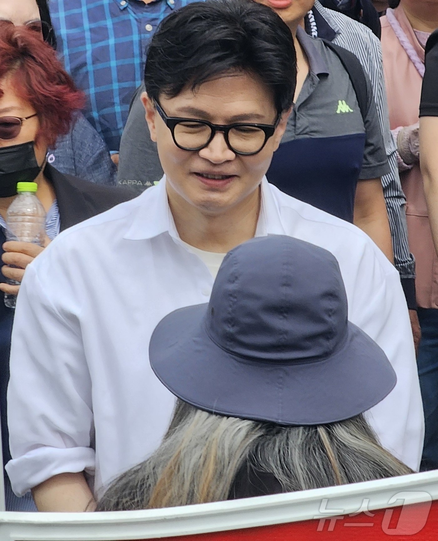 (부산=뉴스1) 임순택 기자 = 26일 부산 북구 구포초등학교 동문 체육대회에 참석한 한동훈 전 국민의힘 대표가 한 여성이 "배신자!"라고 고성을 지르며 항의하자 대화하고 있다. …