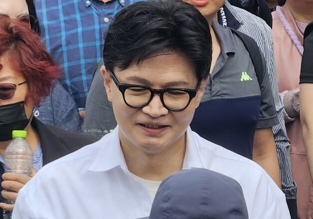 "배신자" 외침에…항의 현장 지켜보는 한동훈 전 대표