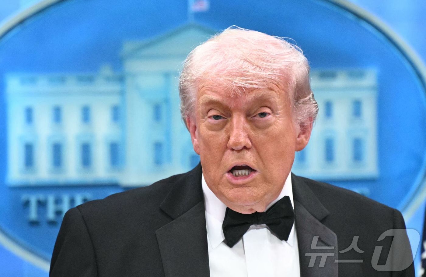(워싱턴DC AFP=뉴스1) 류정민 특파원 = 도널드 트럼프 미국 대통령이 25일(현지시간) 워싱턴DC에서 발생한 백악관 출입기자단 만찬행사에서 발생한 총격 사건에 대한 기자회견을 …