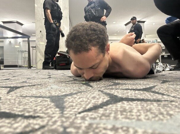 본문 이미지 - 도널드 트럼프 미국 대통령이 25일(현지시간) 트루스소셜에 공개한 백악관 출입기자단 만찬 행사 인근 총격 사건 용의자. (사진=트루스소셜 갈무리)