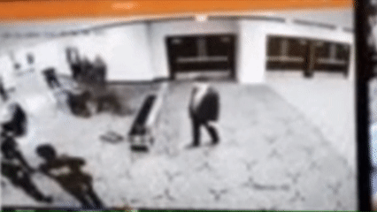 본문 이미지 - 도널드 트럼프 미국 대통령이 25일(현지시간) 트루스소셜에 공개한 백악관 출입기자단 만찬 행사 인근 총격 장면. (출처=트루스소셜)