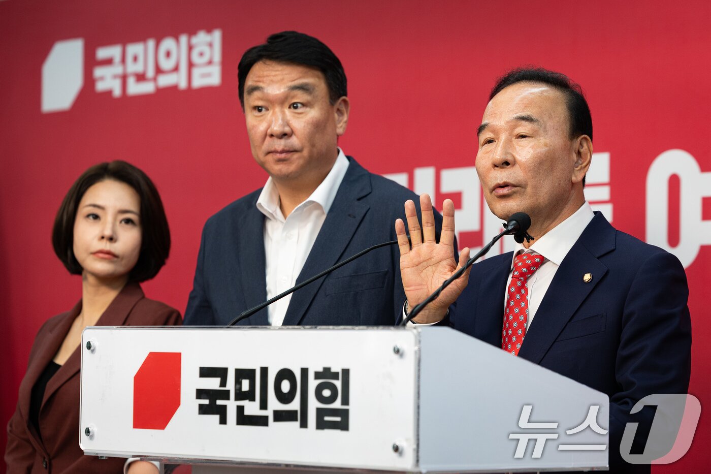 본문 이미지 - 박덕흠 국민의힘 공천관리위원장이 26일 서울 여의도 중앙당사에서 국민의힘 제9회 지방선거 중앙당 공천관리위원회 30차 발표 및 6.3 국회의원 재·보궐선거 공천관리위원회 4차 발표를 하고 있다. 국민의힘 공천관리위원회는 이날 대구시장 후보로 추경호 국민의힘 의원을, 경기 평택시을 후보로 유의동 전 의원을 단수추천했다. 한편 인천 계양을 지역구에 대해서는 추가 공모를 실시한다고 밝혔다. 2026.4.26 ⓒ 뉴스1 유승관 기자