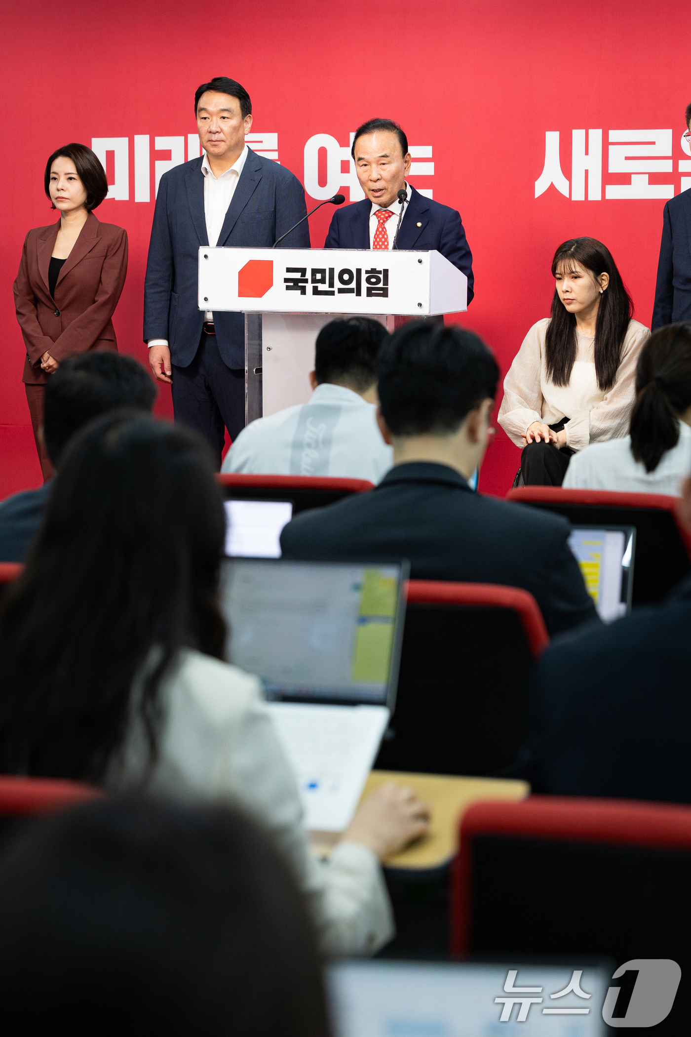 (서울=뉴스1) 유승관 기자 = 박덕흠 국민의힘 공천관리위원장이 26일 서울 여의도 중앙당사에서 국민의힘 제9회 지방선거 중앙당 공천관리위원회 30차 발표 및 6.3 국회의원 재· …