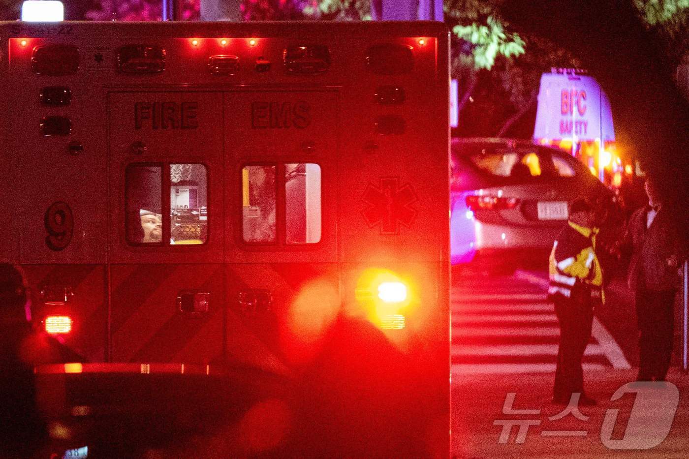 본문 이미지 - 25일(현지시간) 워싱턴 DC의 워싱턴 힐튼호텔에서 열린 백악관 기자단 만찬 행사에서 총격이 발생한 뒤 호텔 입구앞에 구급차가 보이고 있다. 이번 워싱턴에서 열린 언론 행사에 도널드 트럼프 미국 대통령이 참석한 가운데 총격이 발생했으며, 용의자는 수백 명의 참석자가 모여 있던 호텔 연회장 외부 보안 검색 구역에서 체포됐다. 2026.04.26 ⓒ AFP=뉴스1