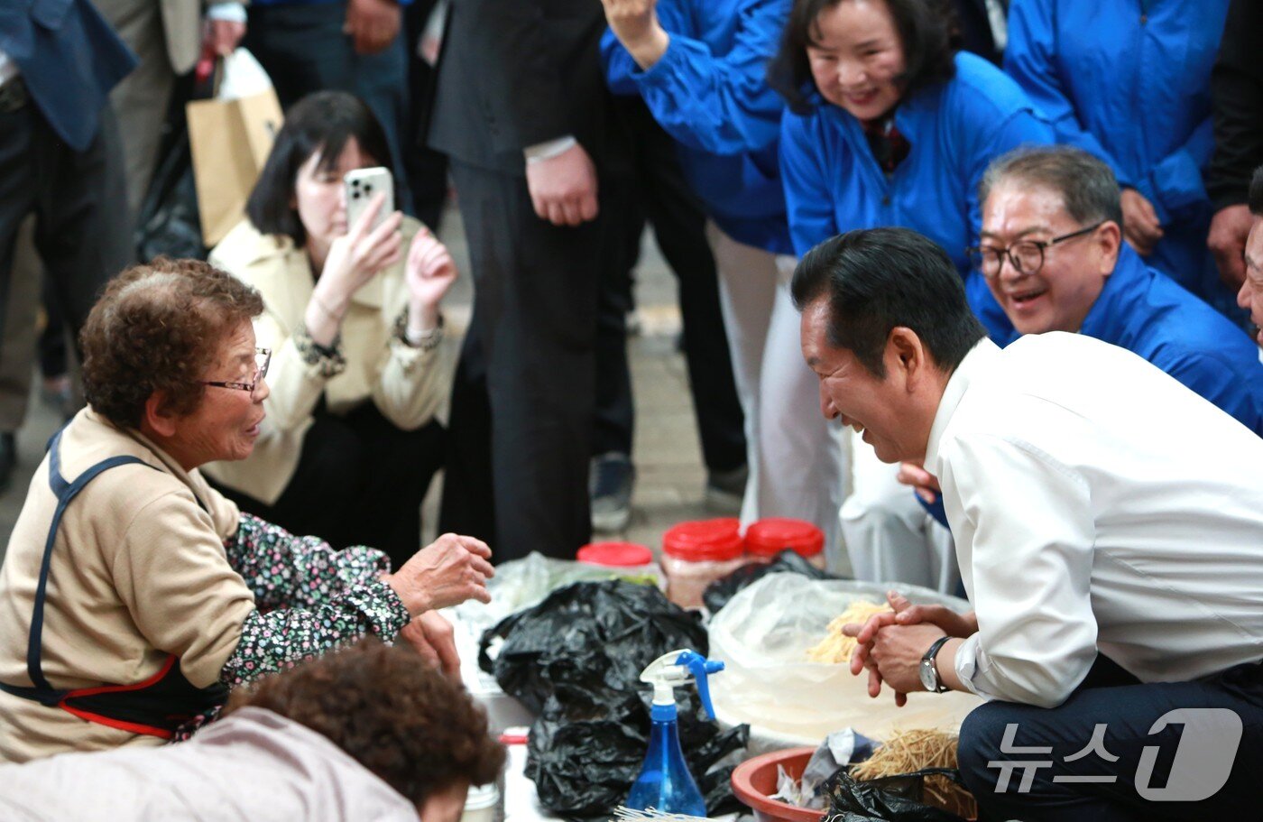 본문 이미지 - 정청래 더불어민주당 대표가 단양 구경시장에서 시장 상인과 대화하고 있다. 2026.4.26/뉴스1 손도언 기자 