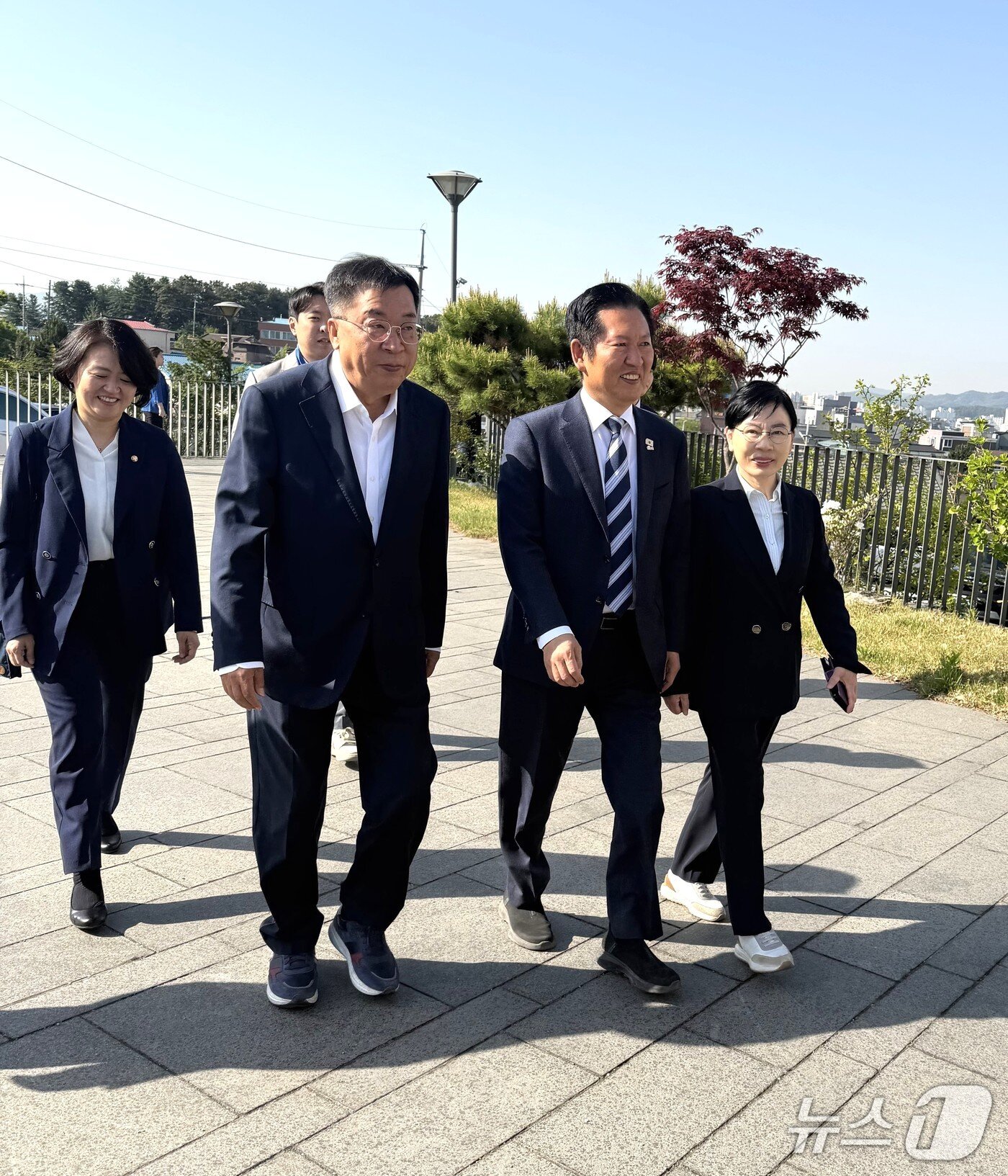 본문 이미지 - 충북 북부지역에서 이례적으로 '1박 2일' 간 민심행보에 나선 정청래 더불어민주당 대표가 이상천 제천시장 후보(좌)와 걸어가면서 대화를 나누고 있다. 2026.4.26/뉴스1 손도언 기자  