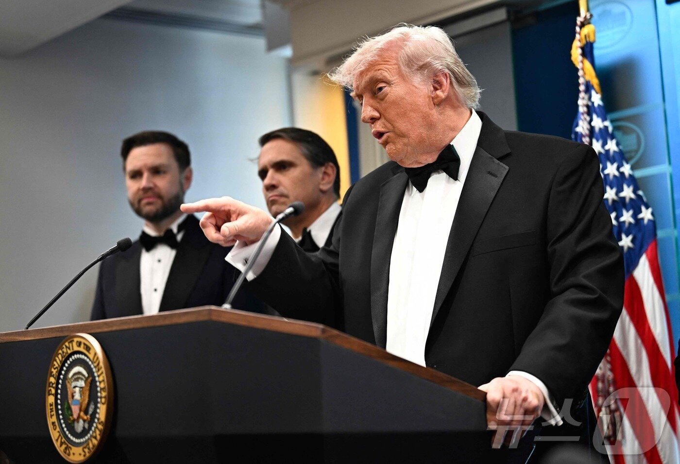 본문 이미지 - 도널드 트럼프 미국 대통령이 25일(현지시간) 미국 워싱턴 DC 백악관에서 백악관출입기자단 만찬 행사장 총격 사건 관련 기자회견을 갖고 있다. 2026.04.26 ⓒ AFP=뉴스1