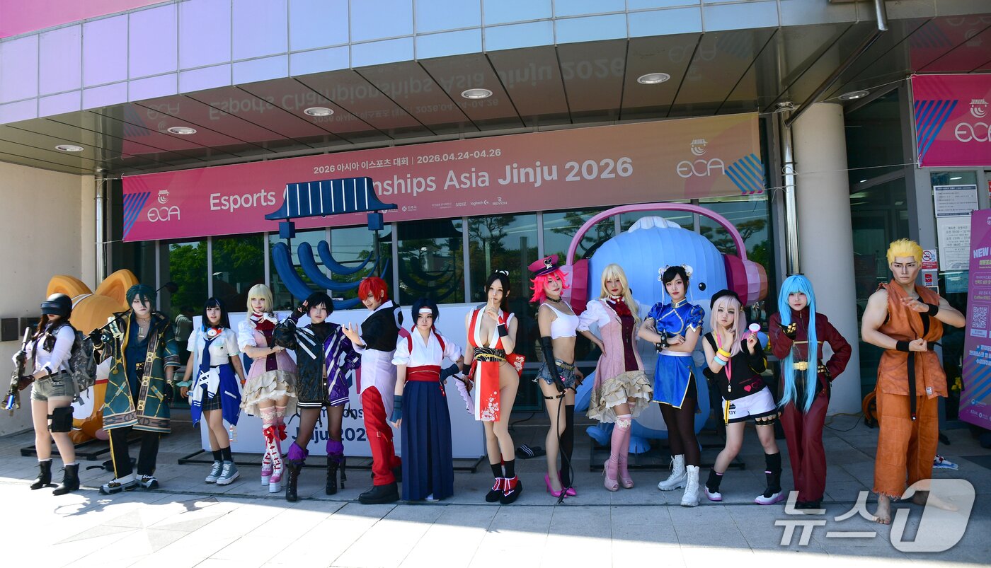 본문 이미지 - '2026 아시아 이스포츠 대회'가 열리는 지난 25일 게임 캐릭터 복장을 한 방문객들이 기념촬영을 하고 있다. 2025.4.25/뉴스1 한송학기자