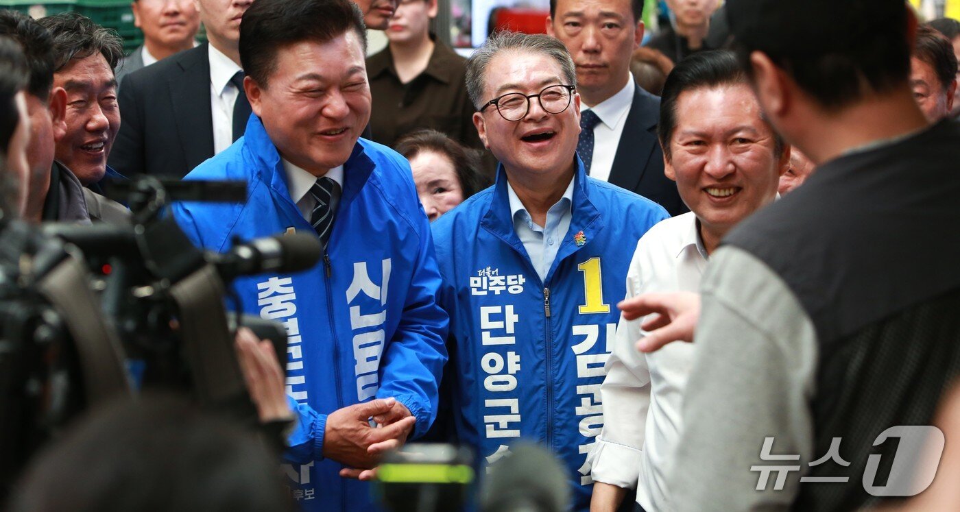 본문 이미지 - 정청래 더불어민주당 대표가 단양 구경시장에서 신용한 충북지사 후보(좌)와 김광직 단양군수 후보 등을 소개하고 있다. 2026.4.26/뉴스1 손도언 기자 