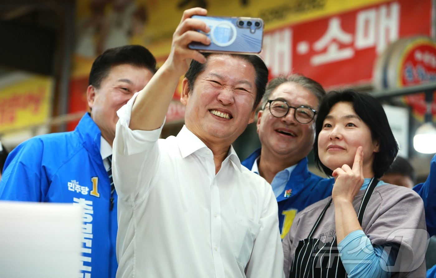 (단양=뉴스1) 손도언 기자 = 정청래 더불어민주당 대표가 충북 단양 구경시장에서 군민과 함께 사진 촬영을 하고 있다. 2026.4.26/뉴스1
