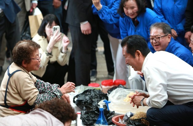 충북 단양구경시장 찾은 정청래 대표