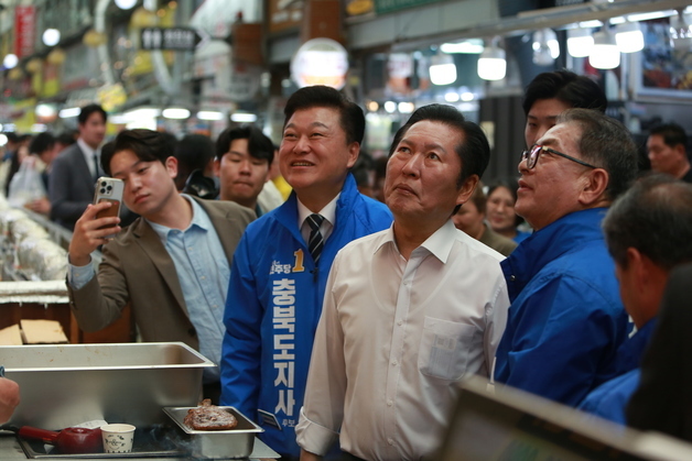 정청래 대표 "어떤 음식이 맛있을까"