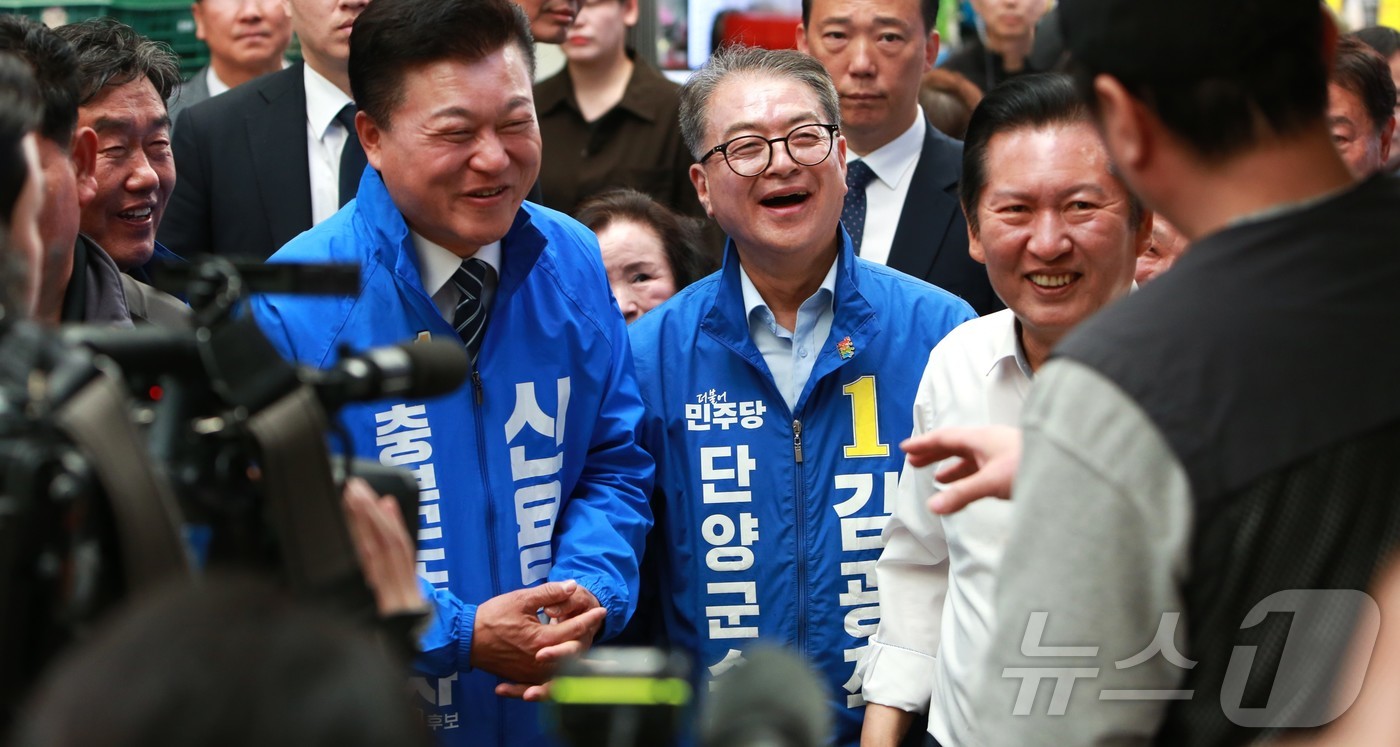 (단양=뉴스1) 손도언 기자 = 정청래 더불어민주당 대표가 26일 오전 단양 구경시장에서 신용한 충북지사 후보(좌)와 김광직 단양군수 후보 등을 상인들에게 소개하고 있다. 2026 …