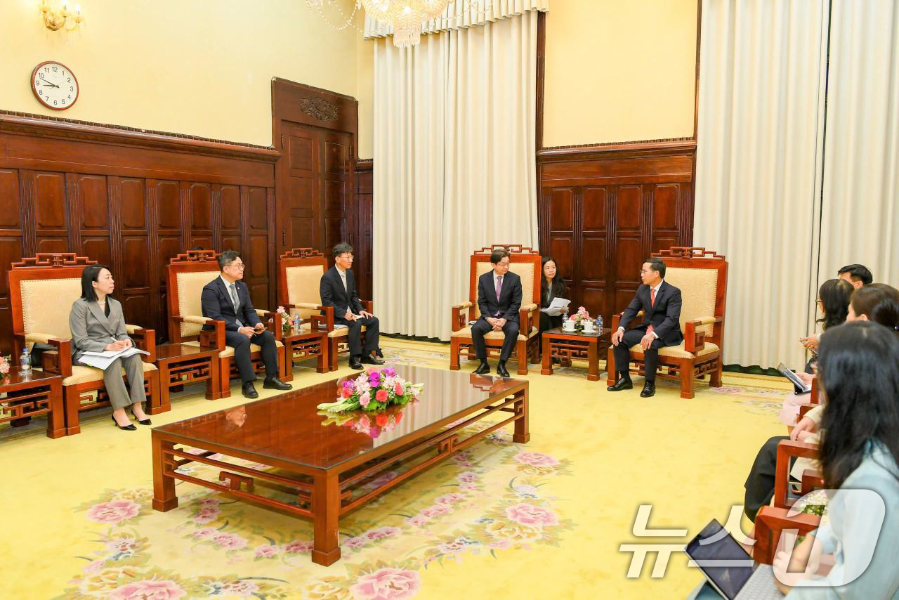 (서울=뉴스1) 허경 기자 = 이억원 금융위원장이 지난 24일(현지시간) 베트남 하노이에서 팜 득 안(Pham Duc Anh) 베트남 중앙은행 총재와 양자회담을 하고 있다. (금융 …