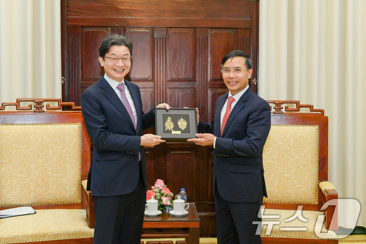 (서울=뉴스1) 허경 기자 = 이억원 금융위원장이 지난 24일(현지시간) 베트남 하노이에서 팜 득 안(Pham Duc Anh) 베트남 중앙은행 총재와 양자회담을 하고 있다. (금융 …