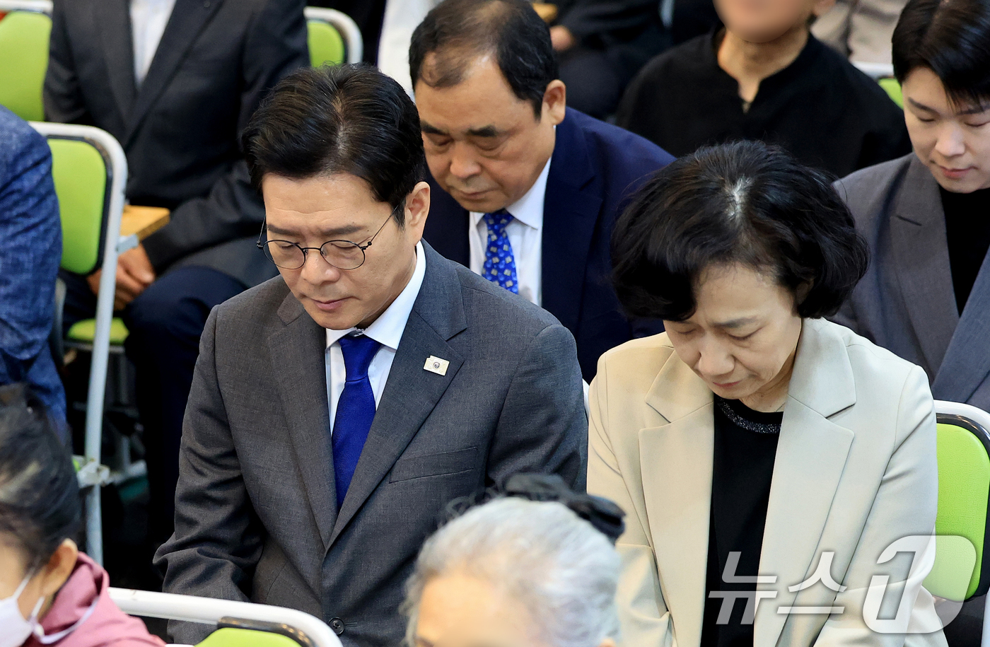 (서울=뉴스1) 이호윤 기자 = 정원오 더불어민주당 서울시장 후보와 부인 문혜정 씨가 26일 서울 영등포구 영등포광야교회 예배에 참석해 기도하고 있다. 2026.4.26/뉴스1