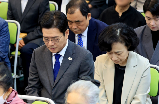 기도하는 정원오 후보 내외