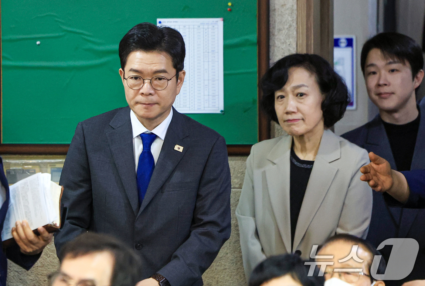 (서울=뉴스1) 이호윤 기자 = 정원오 더불어민주당 서울시장 후보와 부인 문혜정 씨가 26일 서울 영등포구 영등포광야교회 예배에 참석하고 있다. 2026.4.26/뉴스1